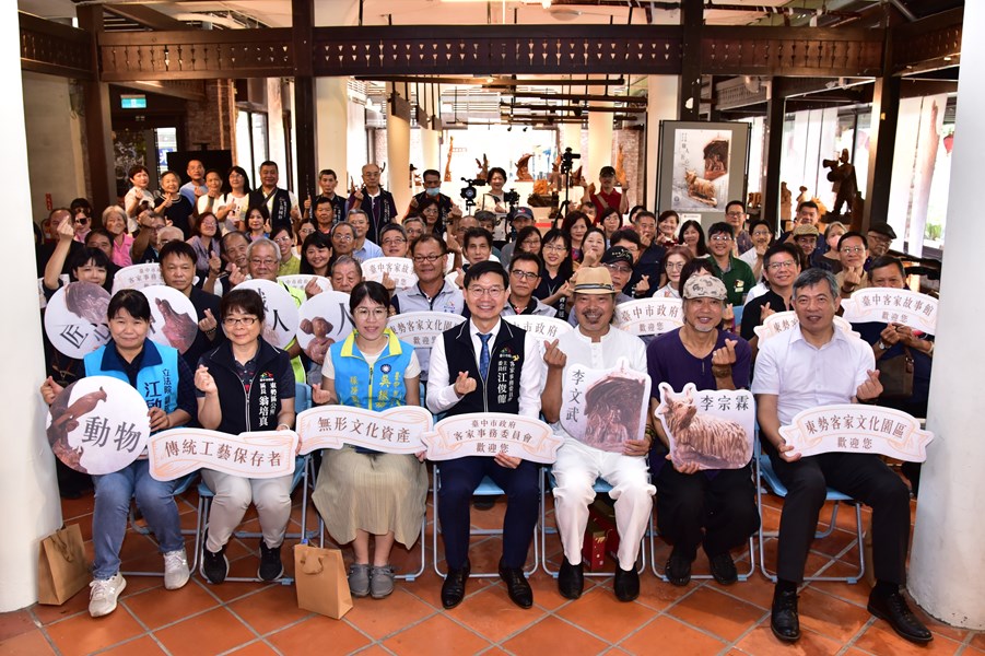 市府客委會主委江俊龍率貴賓們大合照