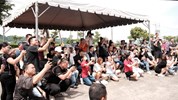 辛苦的家長們替自己的孩子拍下美好回憶