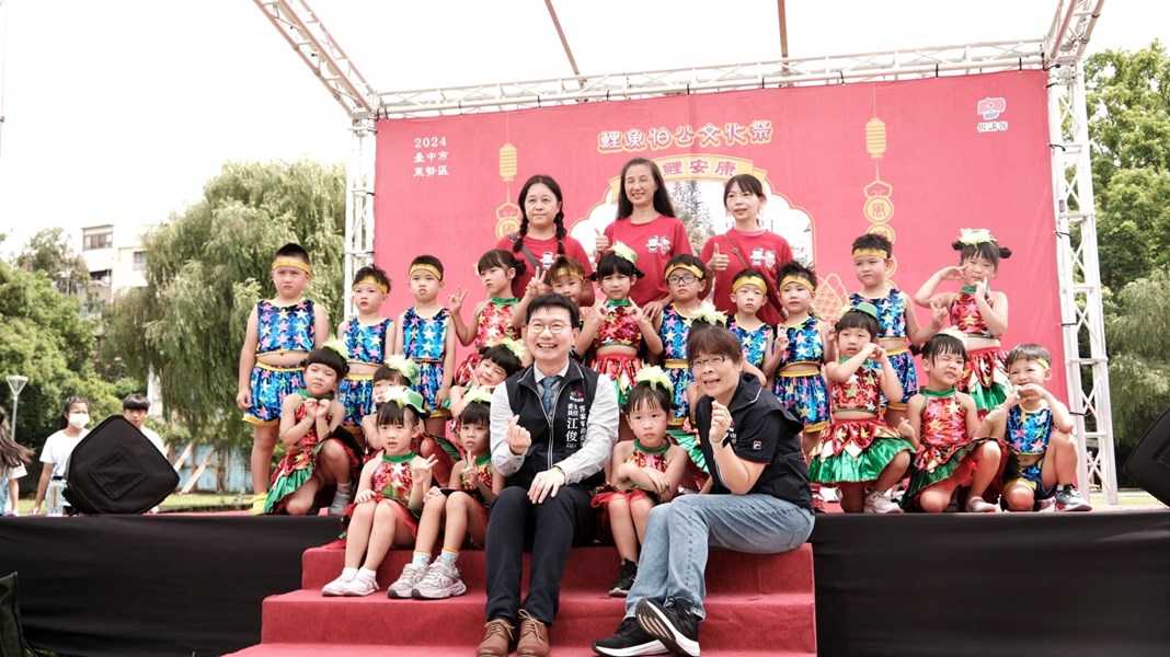 江主委及翁區長與表演小朋友合影