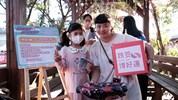 民眾參加講客語跌筊搏好禮活動，搏得好運氣