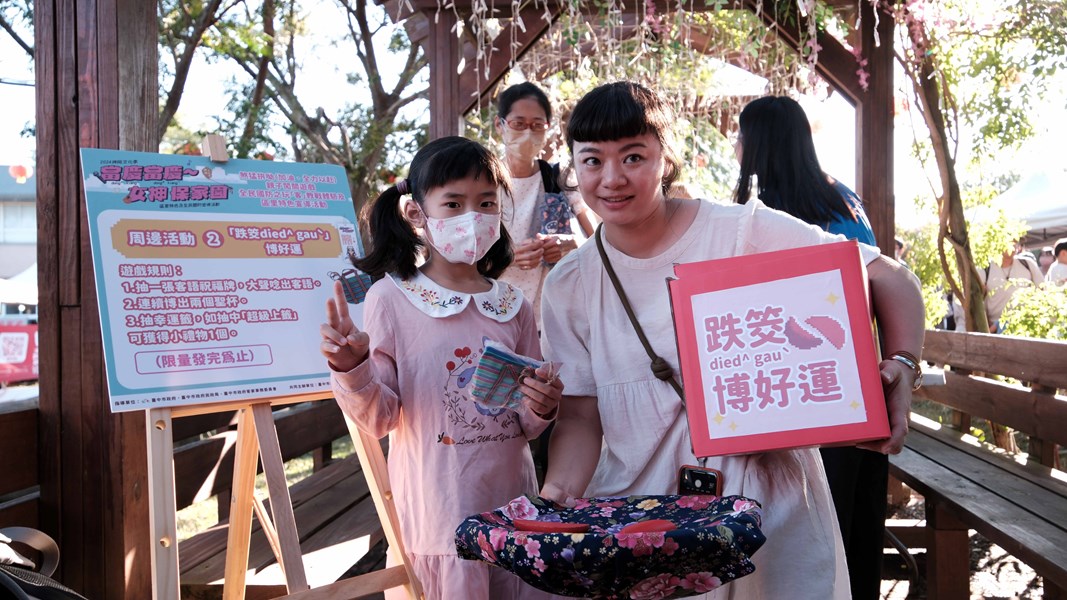 民眾參加講客語跌筊搏好禮活動，搏得好運氣