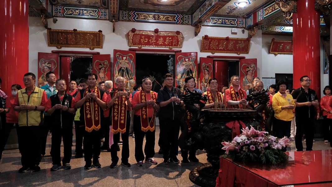 與會來賓一同至新和宮參香，祈求活動順利