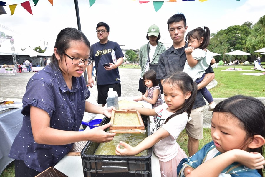 民眾體驗手抄紙DIY，宣導多使用再生紙環保愛地球_0