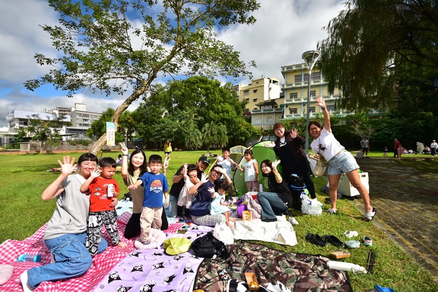 市民朋友攜家帶眷一起野餐同樂_0