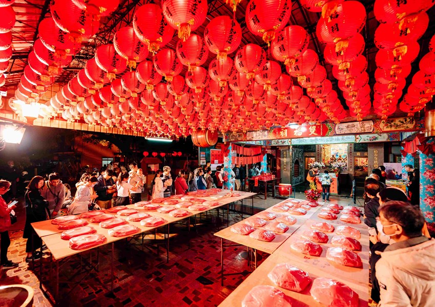 鬪粄競賽文化-東勢街區廟宇展示各式新丁粄-場面壯觀