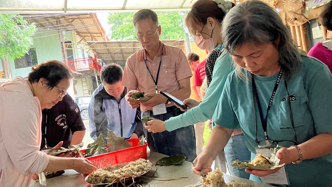 民眾開心體驗槲葉粽DIY