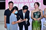 參與音樂會的樂迷索取演出者簽名_0
