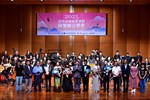 市府客委會江俊龍主委代表市長盧秀燕上台獻花致意_0