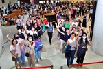 大廳民眾排隊等待入場聆聽優美國樂_0