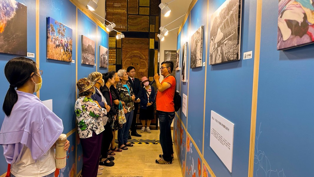 江主委與民眾一同聆聽「記得」老照片導覽