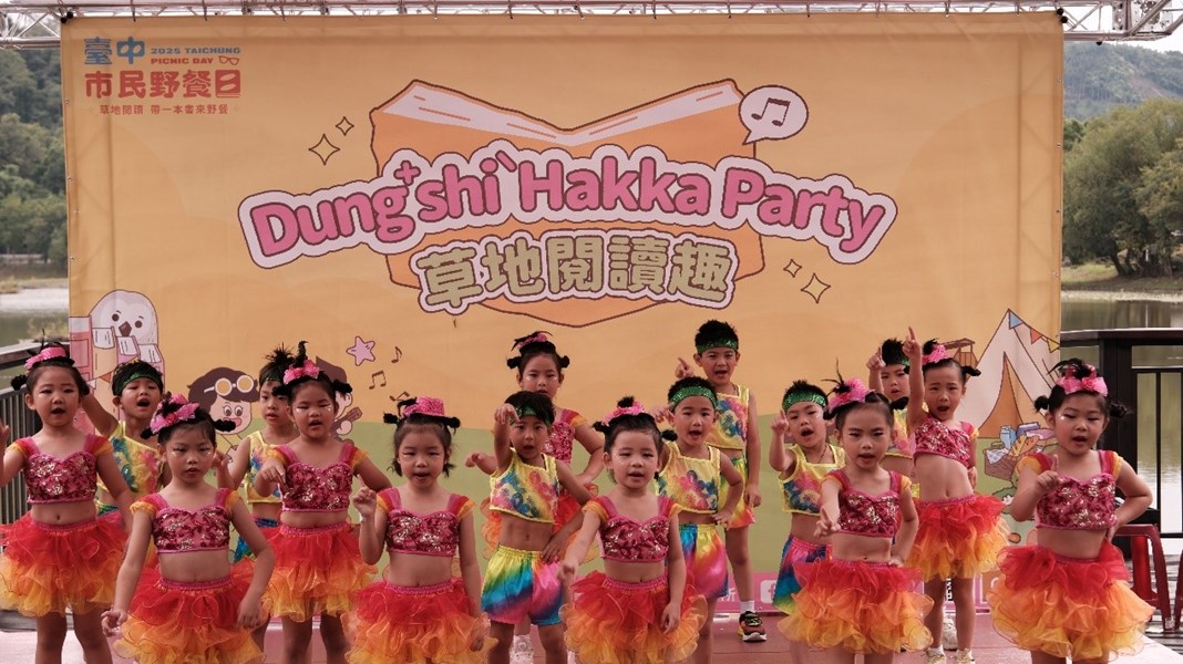 東勢幼兒園小朋友表演「打鬥敘」熱鬧開場