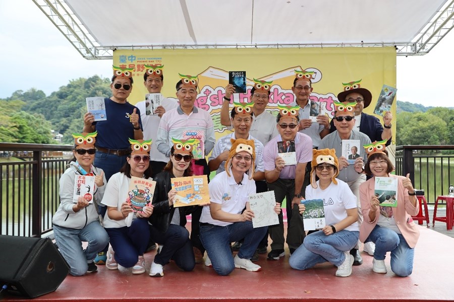 東勢區各校校長向市民朋友推薦好書，邀請大家草地閱讀趣