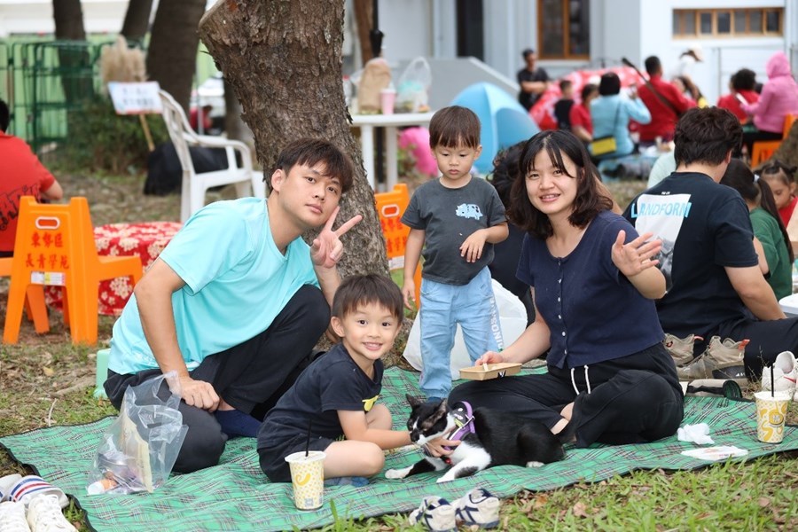 家長帶小朋友們來開心野餐
