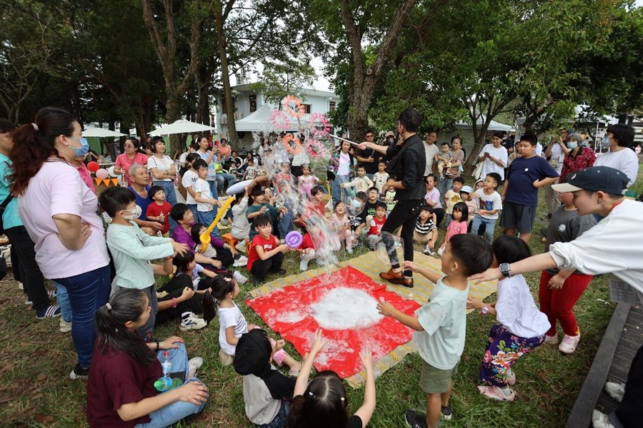 魔術泡泡秀吸引大小朋友同樂