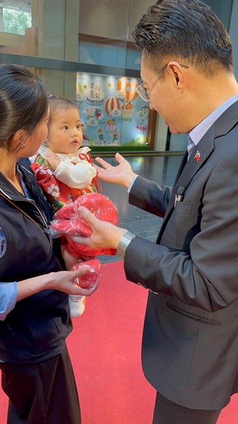 江啟臣副院長與現場孩童溫馨互動_0