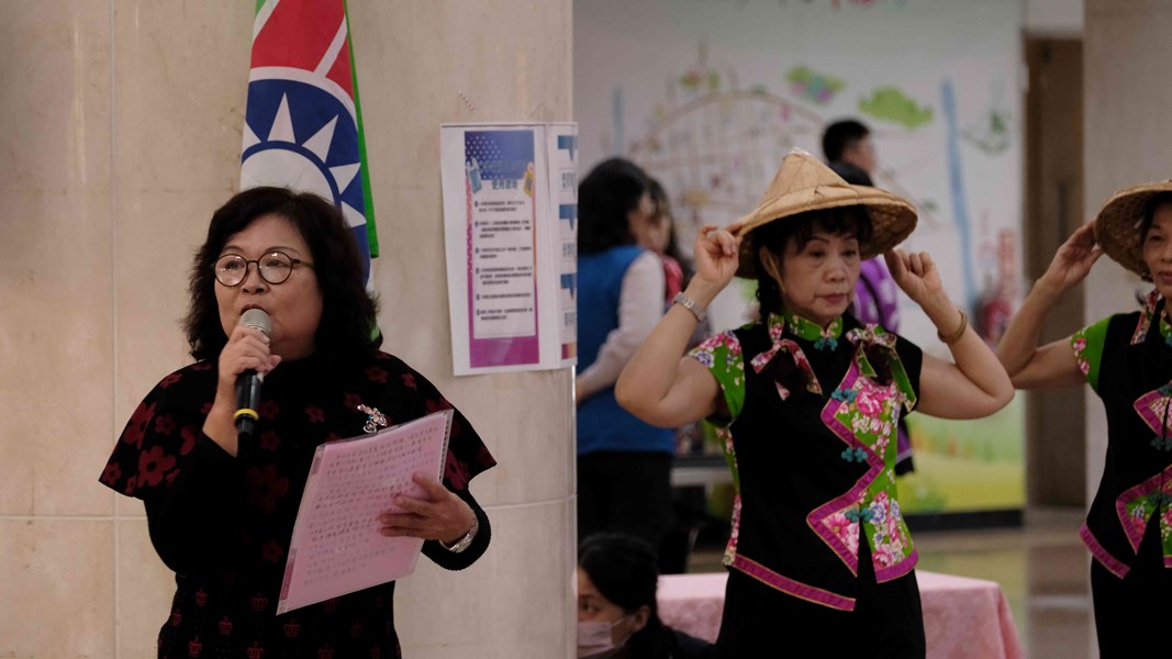 客語主持人以客語祝詞-日日講客-馬年順序-天天講客-馬年順遂-向民眾問好