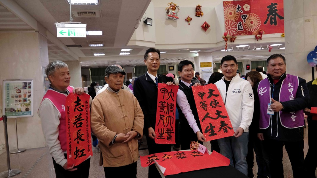 江主委及與會貴賓與開筆老師一同合影