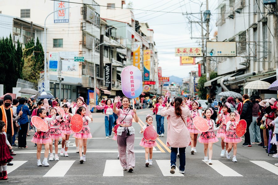 踩街活動中下起綿綿細雨澆不熄民眾熱情_0