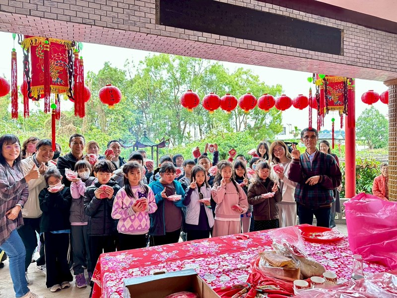 芎蕉下伯公一大早舉行擲筊祈福-石城國小師生共襄盛舉_0