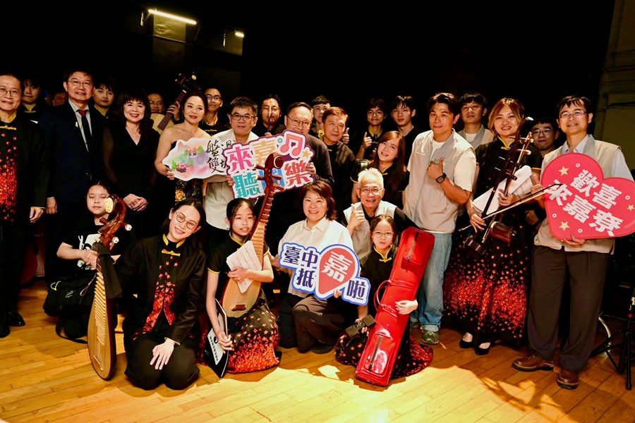 與會貴賓至後台勉勵團員大合影