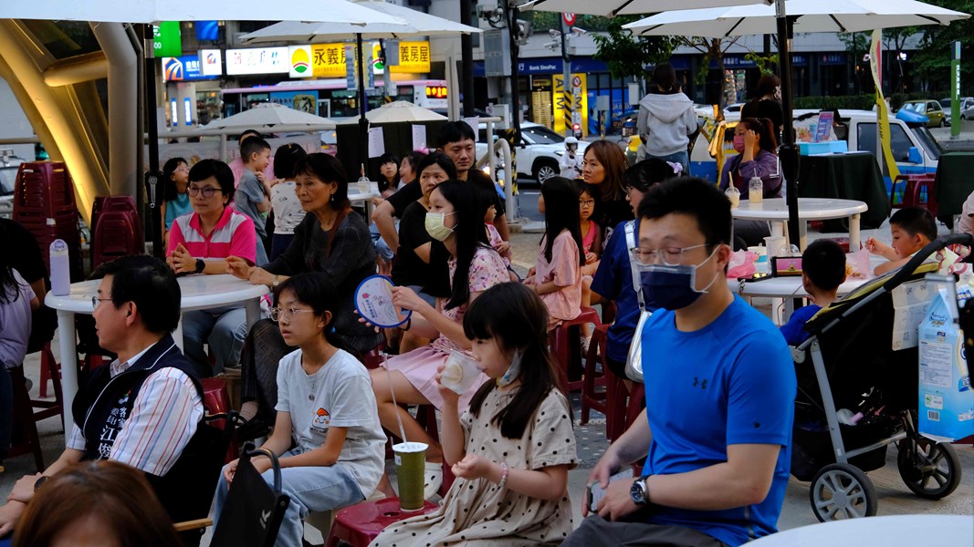 周末午後的市集活動吸引許多民眾前來體驗