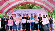 與會來賓一同上台合影鼓勵大家開口說客語