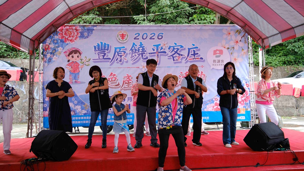 社區媽媽帶領公所同仁及現場民眾一起大跳新曲-勞瀝