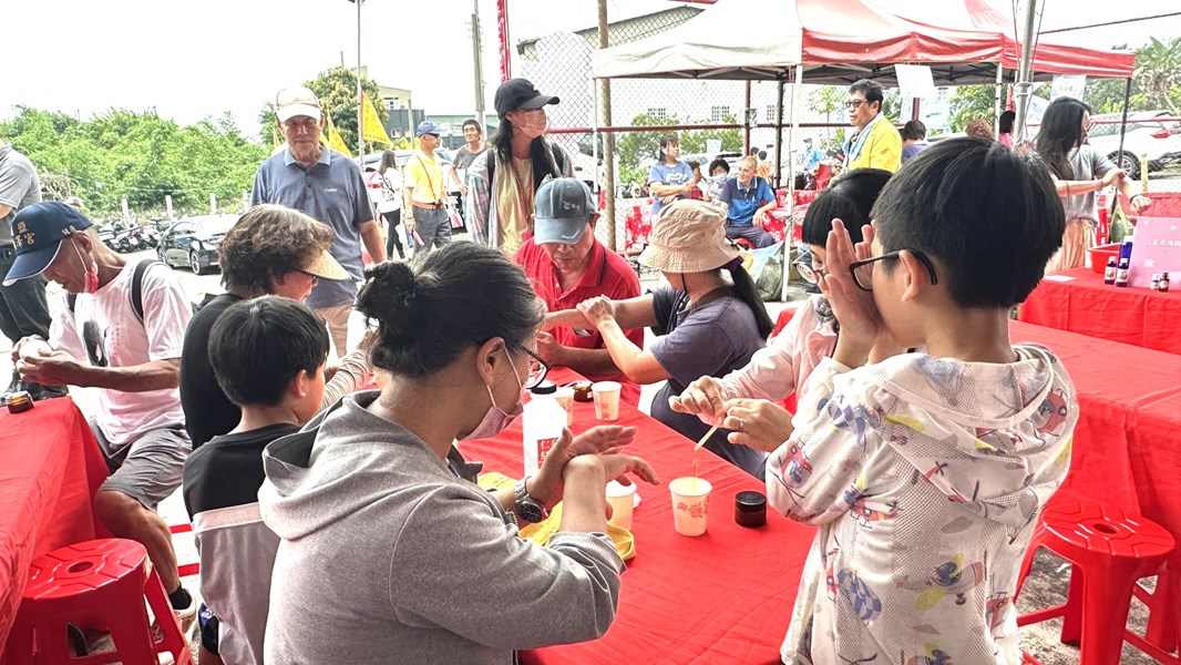 民眾體驗鎌村產業diy親手製作玫瑰乳液