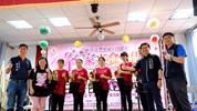與會貴賓與豐東國中管樂隊上台合影，嘉勉學子曲藝精湛_0