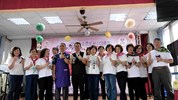 立法委員陳清龍與陽明客家協會陶笛班成員上台合影，感謝其為客家文化的貢獻_0