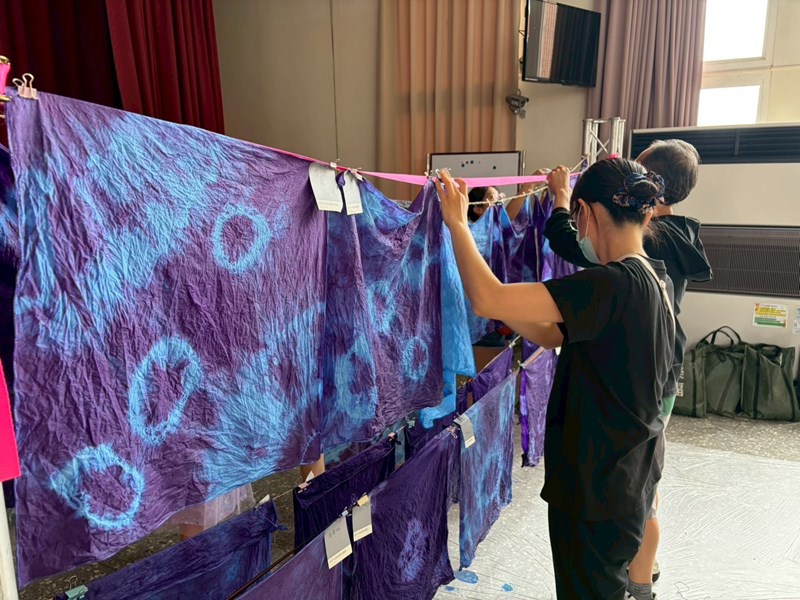 民眾參與製作客家藍染毛巾-成品十分美麗