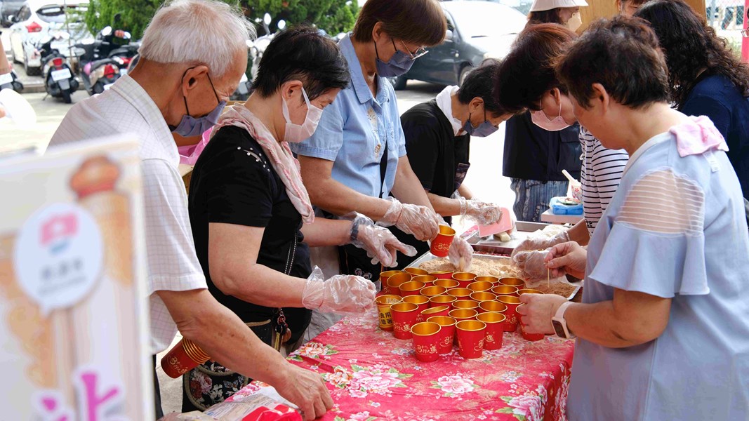 活動貼心準備伯公最愛的客家粢粑，讓伯公與現場民眾同樂_0