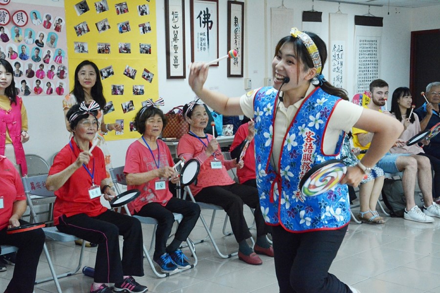 小瑜老師帶領長者律動