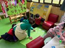 班級老師使用客語在角落學習區與幼兒互動