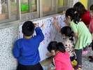 幼兒在進行活動時會試著使用客語與同儕對話