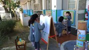 幼兒在進行戶外學習區活動時與同儕對話