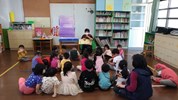 教師與陪伴員在進行教學活動時使用客語與幼兒互動