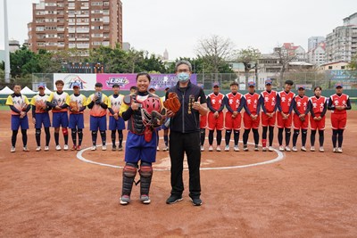 運動局李昱叡局長代表盧市長出席大專女壘聯賽冠軍戰，為選手加油打氣