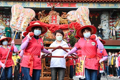 盧市長扶鑾轎恭送媽祖起駕1