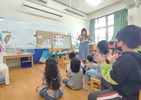 幼兒在進行活動時會使用客語與老師互動