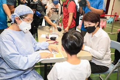中市校園兒童疫苗快打站今開打 盧市長提醒多喝水休息