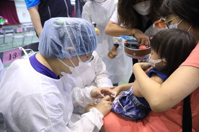 中市府7月連續四天開設46處嬰幼兒快打站為幼童接種莫德納