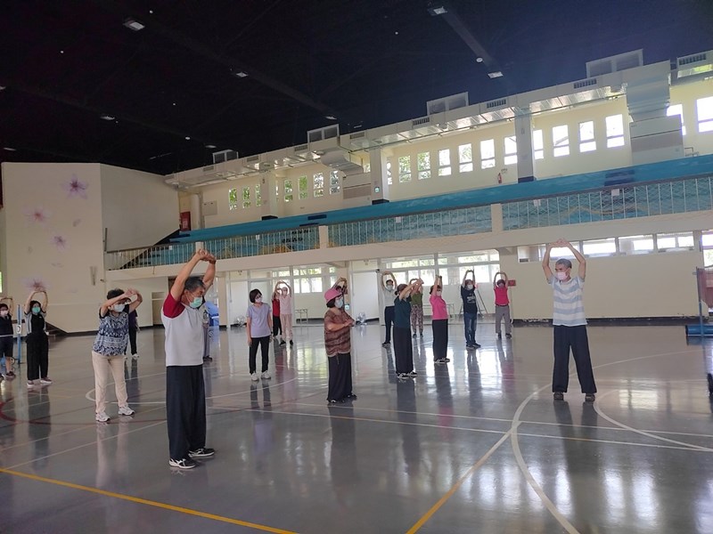 張炳燊老師教導學員於基礎步法上搭配腰與腿練習