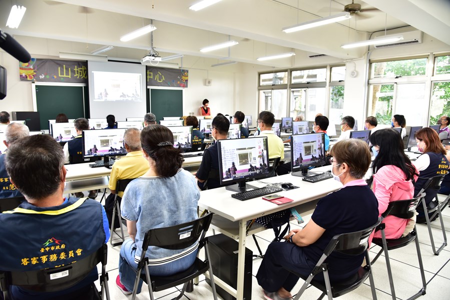 多媒體教室可供數位學習及客語能力認證考試模擬教學