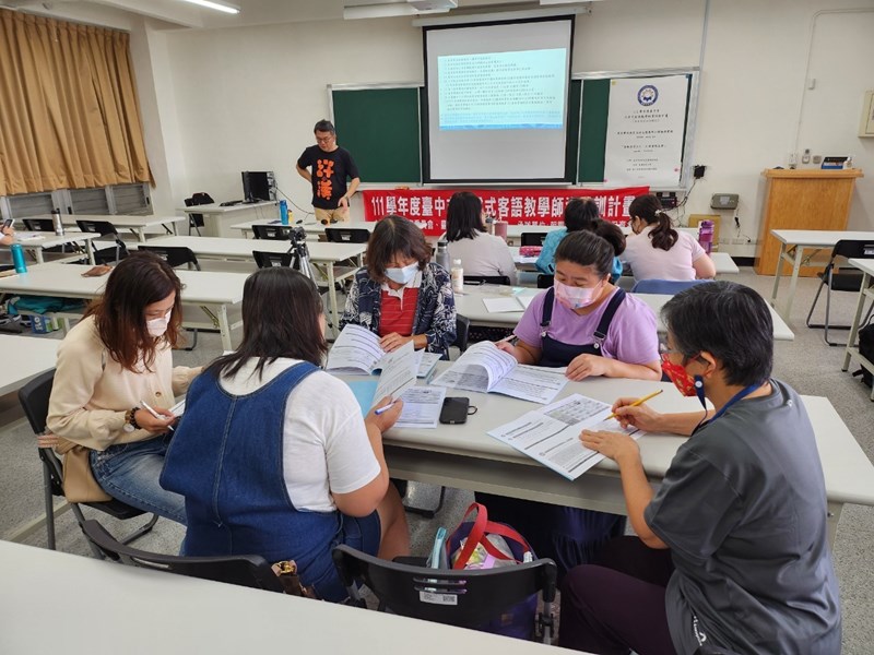 利用不同語言分組，客語組、華客組、華語組