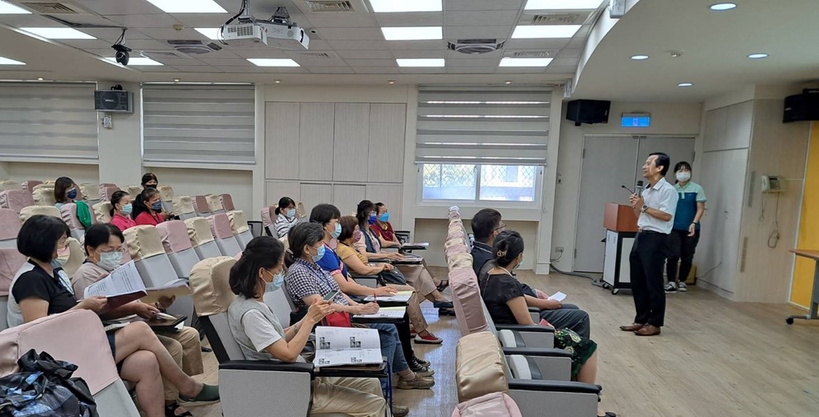 學員們認真學習客家飲食文化課程內容