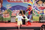 蜘蛛人氣球演出，小朋友開心得到氣球獎品。