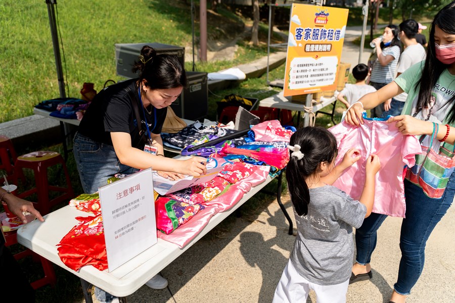 免費客家服飾租借，供民眾穿著拍照。