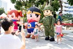 二大主角「阿山」、「秋妹」氣偶及國軍娃娃遊行，場面熱鬧吸引民眾爭相互動同樂。