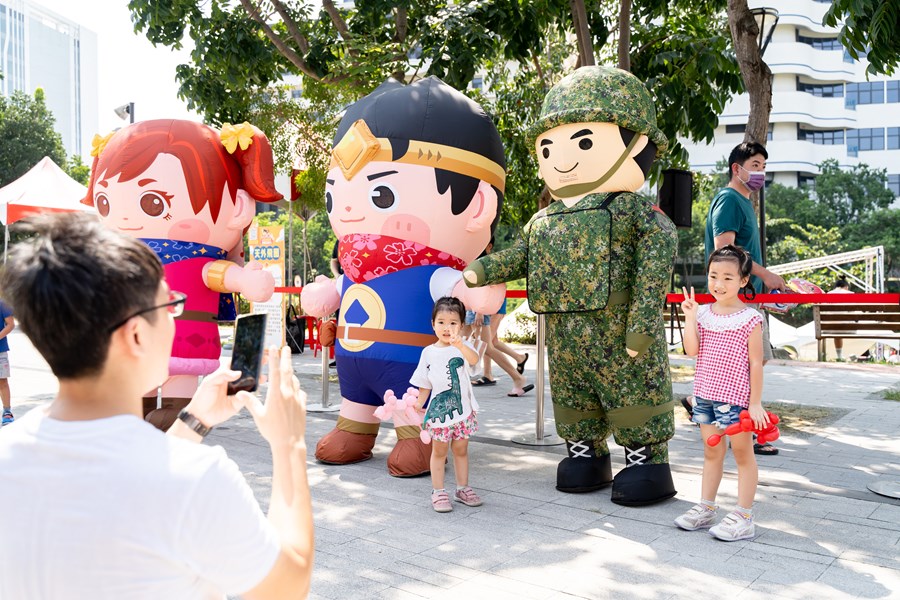 二大主角「阿山」、「秋妹」氣偶及國軍娃娃遊行，場面熱鬧吸引民眾爭相互動同樂。
